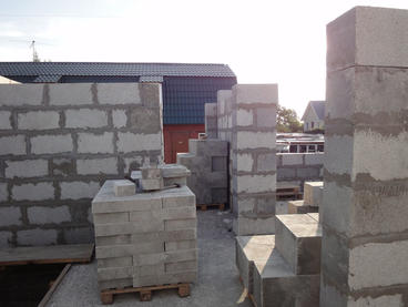 Устройство стен из ПСБ-блоков смонтированных на клей для ячеистых бетонов.
