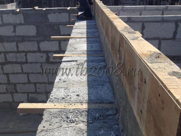 Подготовка стены из строительных блоков из полистиролбетона под заливку армопояса